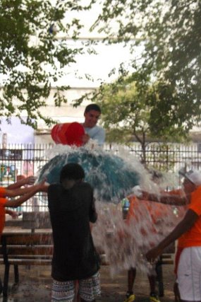 DÍA 5 PISCINA Y JUGANDO POR EL BARRIO (8)